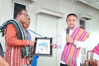 Simon Petrus Kamlasi menyerahkan aula serba guna untuk SD GMIT Soe II di Timor Tengah Selatan sebagai bentuk kerja nyata mendukung pendidikan dan peningkatan kualitas sumber daya manusia di NTT. Foto : Gorby 