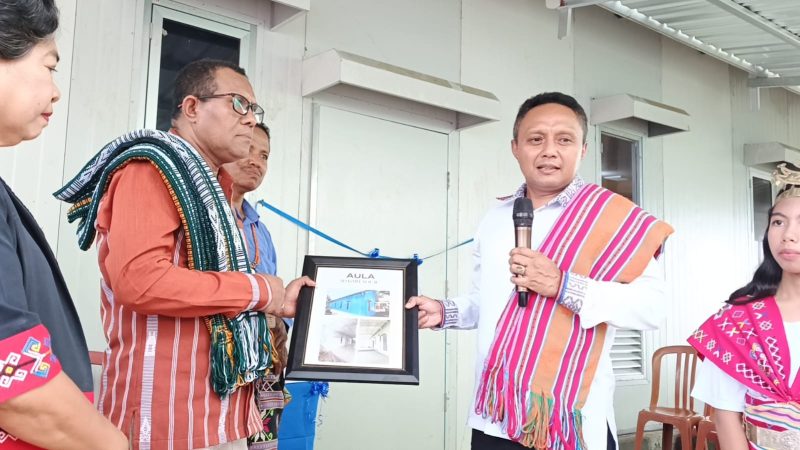 Simon Petrus Kamlasi menyerahkan aula serba guna untuk SD GMIT Soe II di Timor Tengah Selatan sebagai bentuk kerja nyata mendukung pendidikan dan peningkatan kualitas sumber daya manusia di NTT. Foto : Gorby 