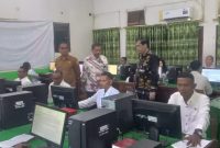 Widya Prada Utama Direktorat KSPSTK Dr. Sugandi dan Kepala BGTU NTT Dr. Teguh bersama Kadis Pendidikan dan Kebudayaan Provinsi NTT, Ambros Kodo memantau pelaksanaan seleksi substansi bakal calon kepsek di SMKN 1 Kupang