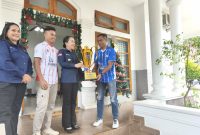 Bupati Sumba Barat Daya, Ratu Wula ketika menerima trofi Juara 4 Eltari Memorial Cup dari pemain perwakilan PERSAD. Sebagai bentuk apresiasi atas prestasi sekaligus keberhasilan tim lolos ke Liga IV Nasional Ratu Wula Menyiapkan Bonus, Kesempatan Kerja dan Beasiswa. Ratu Wula tampak didampingi Wakil Ketua DPRD NTT, Kristin Samiyati Pati. 

