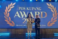 Komitmen panjang Yusinta Ningsih Nenobahan Syarief dalam kerja-kerja sosial dan kemanusiaan berbuah apresiasi. Ia dianugerahi Post Kupang Award 2025 kategori Tokoh Filantropi dan Penggerak Kepedulian Sosial.Foto: Pos Kupang