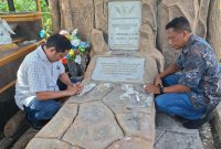 Ketua Dewan Pimpinan Daerah (DPD) Partai Demokrasi Indonesia Perjuangan (PDIP) Nusa Tenggara Timur, Yunus Takandewa, melakukan ziarah di makam tokoh politik NTT, Petrus Kanisius Pari. Yunus didampingi salah pengurus DPD PDIP NTT, Emanuel Kolfidus. Foto:ho/Gusti Brewon