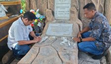 Ketua Dewan Pimpinan Daerah (DPD) Partai Demokrasi Indonesia Perjuangan (PDIP) Nusa Tenggara Timur, Yunus Takandewa, melakukan ziarah di makam tokoh politik NTT, Petrus Kanisius Pari. Yunus didampingi salah pengurus DPD PDIP NTT, Emanuel Kolfidus. Foto:ho/Gusti Brewon