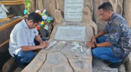 Ketua Dewan Pimpinan Daerah (DPD) Partai Demokrasi Indonesia Perjuangan (PDIP) Nusa Tenggara Timur, Yunus Takandewa, melakukan ziarah di makam tokoh politik NTT, Petrus Kanisius Pari. Yunus didampingi salah pengurus DPD PDIP NTT, Emanuel Kolfidus. Foto:ho/Gusti Brewon