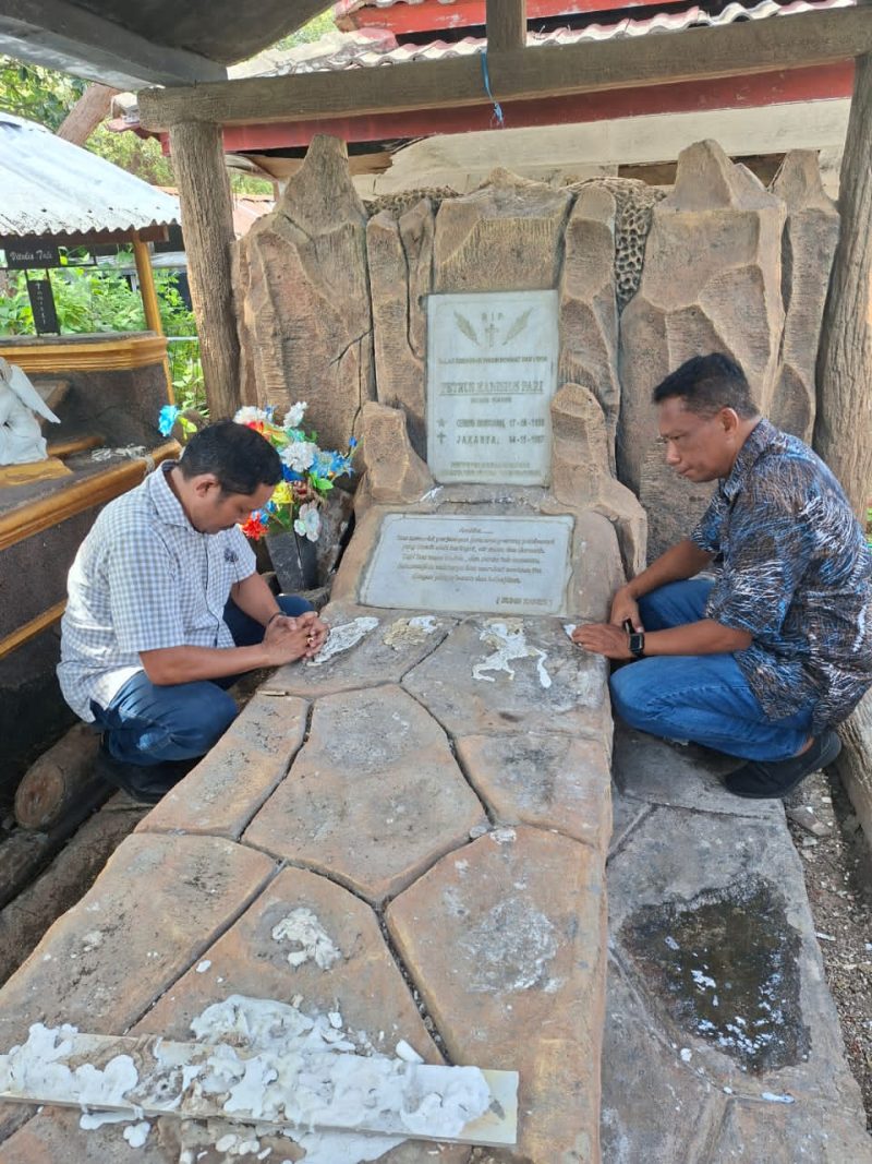 Ketua Dewan Pimpinan Daerah (DPD) Partai Demokrasi Indonesia Perjuangan (PDIP) Nusa Tenggara Timur, Yunus Takandewa, melakukan ziarah di makam tokoh politik NTT, Petrus Kanisius Pari. Yunus didampingi salah pengurus DPD PDIP NTT, Emanuel Kolfidus. Foto:ho/Gusti Brewon