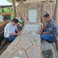 Ketua Dewan Pimpinan Daerah (DPD) Partai Demokrasi Indonesia Perjuangan (PDIP) Nusa Tenggara Timur, Yunus Takandewa, melakukan ziarah di makam tokoh politik NTT, Petrus Kanisius Pari. Yunus didampingi salah pengurus DPD PDIP NTT, Emanuel Kolfidus. Foto:ho/Gusti Brewon