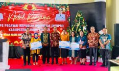 Bank NTT Waibakul Serahkan Bantuan Sarana Budidaya Kopi dan Hadiah Lomba Menabung