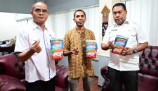 Kepala Dinas Pendidikan dan Kebudayaan Provinsi NTT, Ambros Kodo ketika menerima produk Abon Ikan Tuna dari Kepsek SMK Negeri Bukapiting, Simon Dgustan Laumakiling, S.Pd,