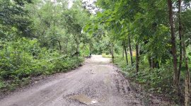 Ruas jalan Molo Oetun yang tidak dikerjakan meski ada dalam papa informasi proyek