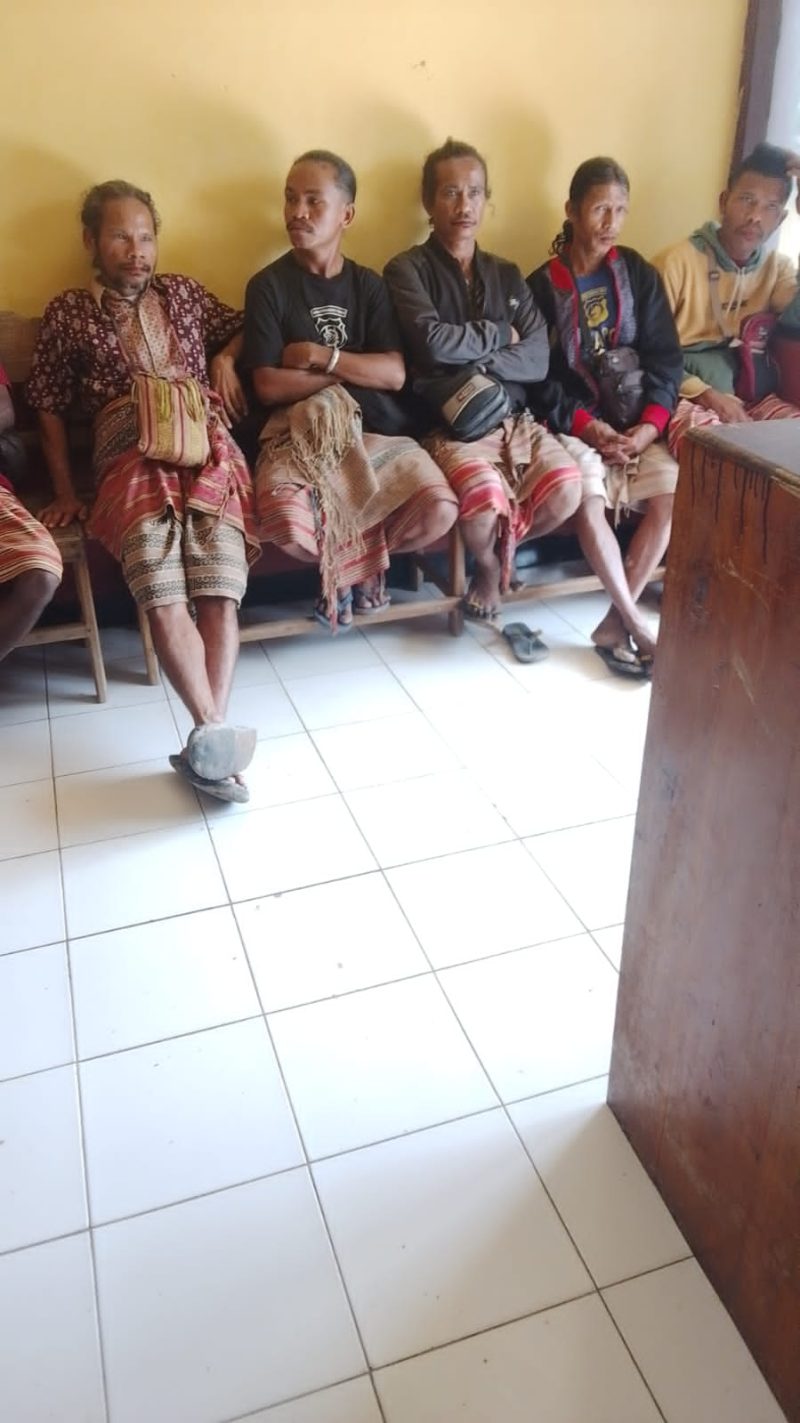 Warga desa Boti ketika melapor ke Polsek Kie akibat Perdes Bodong yang merugikan pemilik ternak hingga ratusan juta. Foto : Ansger Tampani