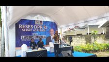 Viktor Bungtilu Laiskodat sedang berdialog dengan masyarakat yang mengajukan aspirasi