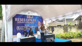 Viktor Bungtilu Laiskodat sedang berdialog dengan masyarakat yang mengajukan aspirasi 