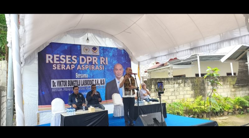 Viktor Bungtilu Laiskodat sedang berdialog dengan masyarakat yang mengajukan aspirasi 