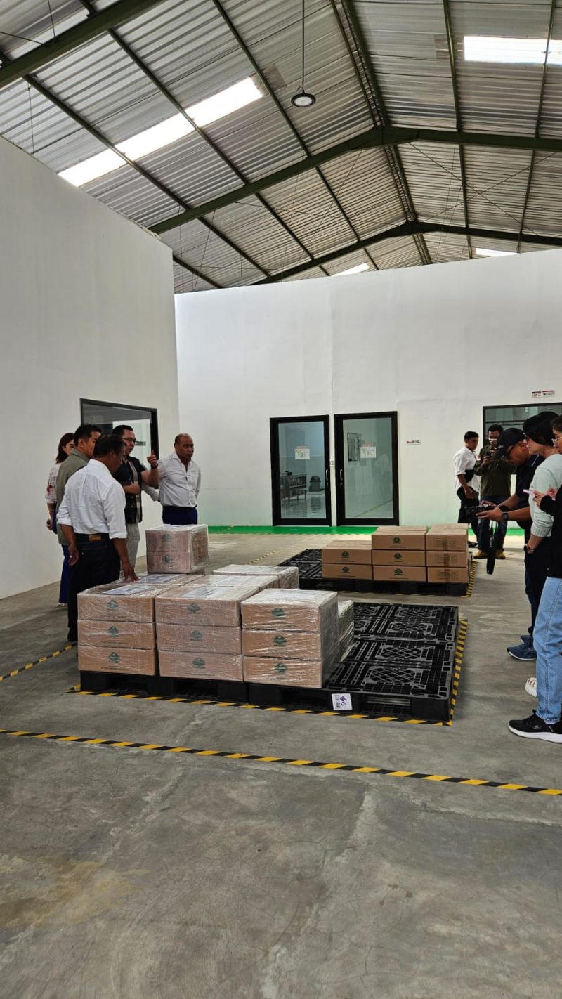 Ketua Fraksi Nasdem DPR RI, Viktor Bungili Laiskodat ketika berkunjung ke pabrik kelor di Kota Kupang. foto : ho/Angky Hanas 