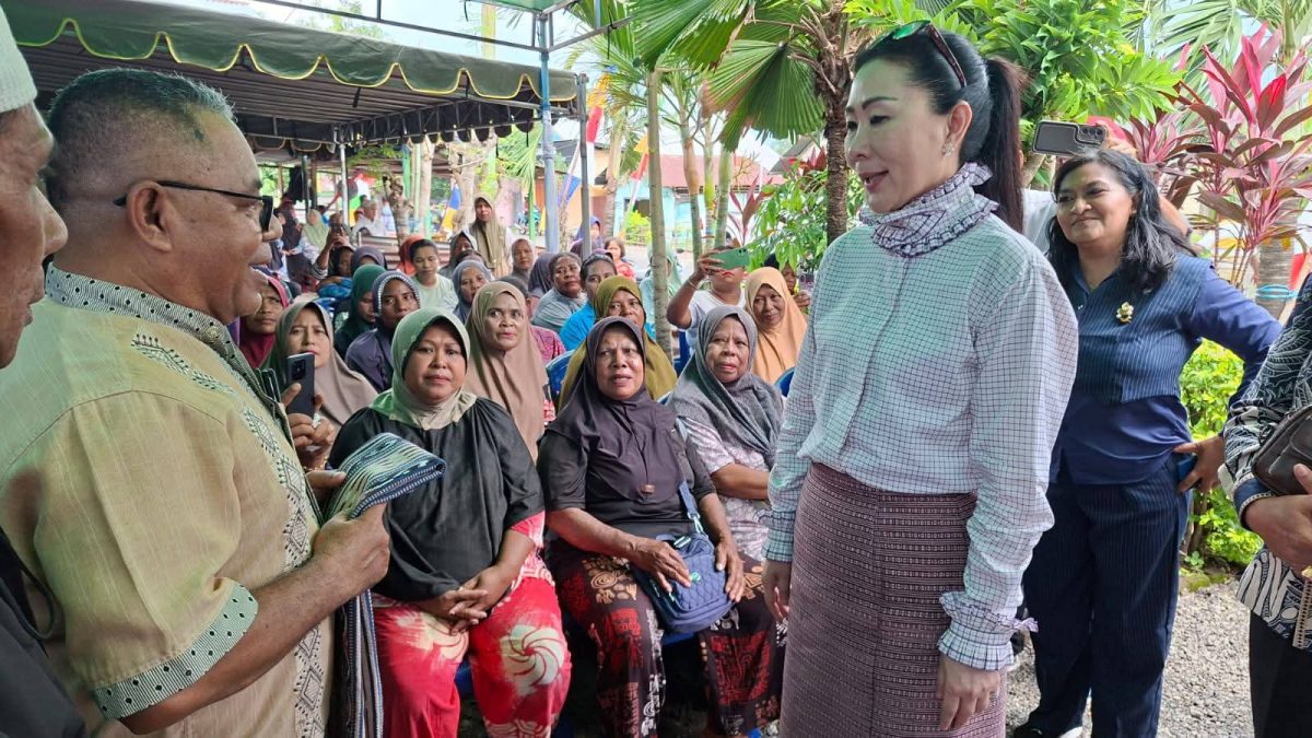 Anggota DPR RI Fraksi Nasdem, Julie Sutrisno Laiskodat dalam kegiatan reses di Kabupaten Alor. Foto : Zonalinenews