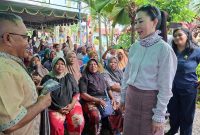 Anggota DPR RI Fraksi Nasdem, Julie Sutrisno Laiskodat dalam kegiatan reses di Kabupaten Alor. Foto : Zonalinenews