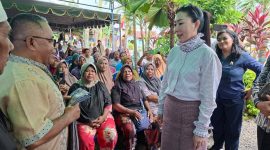 Anggota DPR RI Fraksi Nasdem, Julie Sutrisno Laiskodat dalam kegiatan reses di Kabupaten Alor. Foto : Zonalinenews