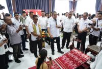 Melki Laka Lena ketika meninjau produk -produk NTT Mart by OSOP SMKN 2 Kota Kupang