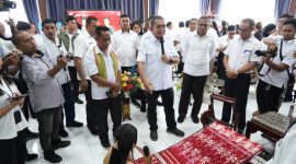 Melki Laka Lena ketika meninjau produk -produk NTT Mart by OSOP SMKN 2 Kota Kupang