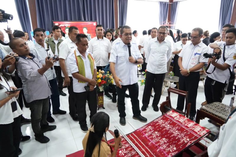 Melki Laka Lena ketika meninjau produk -produk NTT Mart by OSOP SMKN 2 Kota Kupang