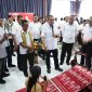 Melki Laka Lena ketika meninjau produk -produk NTT Mart by OSOP SMKN 2 Kota Kupang