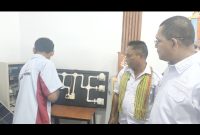 Salah satu siswa jurusan Energi Terbarukan SMKN 2 Kupang, Eldat Febryanto Pong ketika memberi penjelasan tentang listrik sistem Of-Grid Panel Surya kepada Gubernur NTT, Emanuel Laka Lena. Hasil karya siswa SMKN 2 Kupang ini dipasarkan di NTT Mart by OSOP dengan harga Rp10.juta dengan kapasitas 600 WP