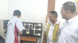 Salah satu siswa jurusan Energi Terbarukan SMKN 2 Kupang, Eldat Febryanto Pong ketika memberi penjelasan tentang listrik sistem Of-Grid  Panel Surya kepada Gubernur NTT, Emanuel Laka Lena. Hasil karya siswa SMKN 2 Kupang ini dipasarkan di NTT Mart by OSOP dengan harga Rp10.juta dengan kapasitas 600 WP