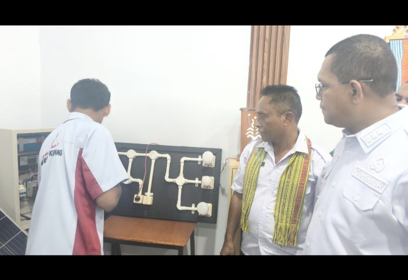 Salah satu siswa jurusan Energi Terbarukan SMKN 2 Kupang, Eldat Febryanto Pong ketika memberi penjelasan tentang listrik sistem Of-Grid  Panel Surya kepada Gubernur NTT, Emanuel Laka Lena. Hasil karya siswa SMKN 2 Kupang ini dipasarkan di NTT Mart by OSOP dengan harga Rp10.juta dengan kapasitas 600 WP