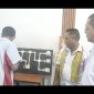 Salah satu siswa jurusan Energi Terbarukan SMKN 2 Kupang, Eldat Febryanto Pong ketika memberi penjelasan tentang listrik sistem Of-Grid  Panel Surya kepada Gubernur NTT, Emanuel Laka Lena. Hasil karya siswa SMKN 2 Kupang ini dipasarkan di NTT Mart by OSOP dengan harga Rp10.juta dengan kapasitas 600 WP