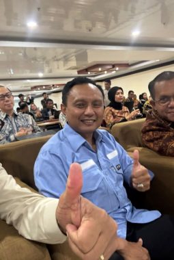 “Kalau Melki Menang, Pakai Baju Saya”: Konsistensi dan Kedewasaan Politik Simon Petrus Kamlasi