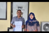 Korban dugaan penipuan dan penggelapan pembangunan SPPG, Riesta Megasari didampingi oleh kuasa hukum dari Kantor Hukum Fransisco Bernando Bessi & Partners di Polres Kupang Kota pada bulan Oktober 2025