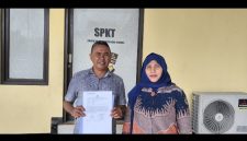 Korban dugaan penipuan dan penggelapan pembangunan SPPG, Riesta Megasari didampingi oleh kuasa hukum dari Kantor Hukum Fransisco Bernando Bessi & Partners di Polres Kupang Kota pada bulan Oktober 2025