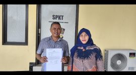 Korban dugaan penipuan dan penggelapan pembangunan SPPG, Riesta Megasari didampingi oleh kuasa hukum dari Kantor Hukum Fransisco Bernando Bessi & Partners di Polres Kupang Kota pada bulan Oktober 2025