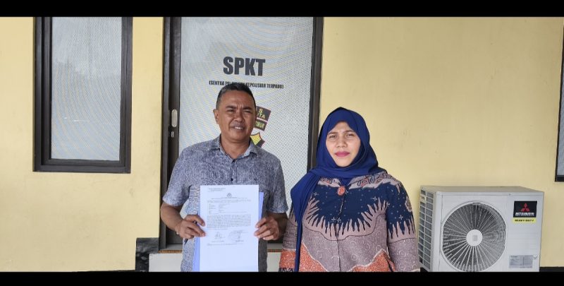 Korban dugaan penipuan dan penggelapan pembangunan SPPG, Riesta Megasari didampingi oleh kuasa hukum dari Kantor Hukum Fransisco Bernando Bessi & Partners di Polres Kupang Kota pada bulan Oktober 2025