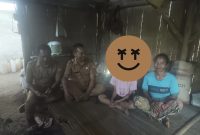 Kepala SMA Negeri 1 Elar, Hermanus Ernus bersama rekan gur ketika turun langsung melihat kondisi NTL di Kediamannya. NTL merupakan anak yatim piatu dan saat ini Ia tinggal bersama kakek dan neneknya di sebuah pondok sederhana. Foto : Dok Dinas PK NTT