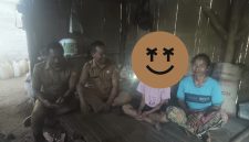 Kepala SMA Negeri 1 Elar, Hermanus Ernus bersama rekan gur ketika turun langsung melihat kondisi NTL di Kediamannya. NTL merupakan anak yatim piatu dan saat ini Ia tinggal bersama kakek dan neneknya di sebuah pondok sederhana. Foto : Dok Dinas PK NTT