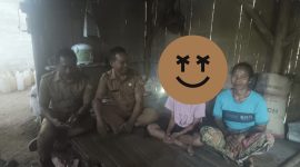 Kepala SMA Negeri 1 Elar, Hermanus Ernus bersama rekan gur ketika turun langsung melihat kondisi NTL di Kediamannya. NTL merupakan anak yatim piatu dan saat ini Ia tinggal bersama kakek dan neneknya di sebuah pondok sederhana. Foto : Dok Dinas PK NTT