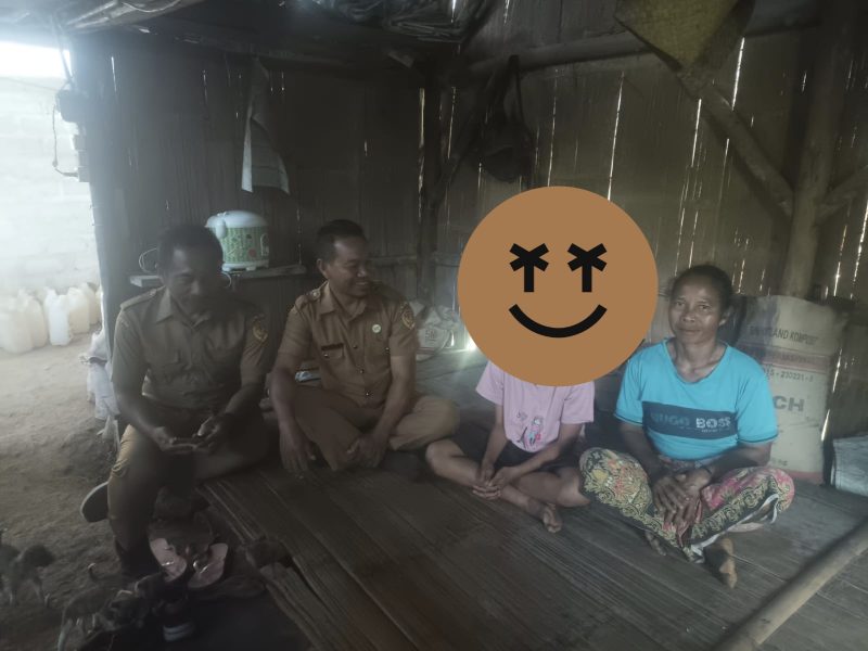 Kepala SMA Negeri 1 Elar, Hermanus Ernus bersama rekan gur ketika turun langsung melihat kondisi NTL di Kediamannya. NTL merupakan anak yatim piatu dan saat ini Ia tinggal bersama kakek dan neneknya di sebuah pondok sederhana. Foto : Dok Dinas PK NTT