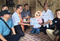 Penyerahan donasi kepada NTL oleh Kepala Cabang Dinas Wilayah VI Adrianus Ngongo, Ketua MKKS SMA Kabupaten Manggarai Kaliktus Kase, Koordinator Pengawas (Korwas) SMA/SMK/SLB Kabupaten Manggarai I Gede C. Widiartha, Ketua MKKS SMA Manggarai Timur Frumensius Hemat, serta Korwas SMA/SMK/SLB Kabupaten Manggarai Timur Lukas Sumba.