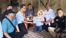 Penyerahan donasi kepada NTL oleh Kepala Cabang Dinas Wilayah VI Adrianus Ngongo, Ketua MKKS SMA Kabupaten Manggarai Kaliktus Kase, Koordinator Pengawas (Korwas) SMA/SMK/SLB Kabupaten Manggarai I Gede C. Widiartha, Ketua MKKS SMA Manggarai Timur Frumensius Hemat, serta Korwas SMA/SMK/SLB Kabupaten Manggarai Timur Lukas Sumba.