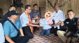 Penyerahan donasi kepada NTL oleh Kepala Cabang Dinas Wilayah VI Adrianus Ngongo, Ketua MKKS SMA Kabupaten Manggarai Kaliktus Kase, Koordinator Pengawas (Korwas) SMA/SMK/SLB Kabupaten Manggarai I Gede C. Widiartha, Ketua MKKS SMA Manggarai Timur Frumensius Hemat, serta Korwas SMA/SMK/SLB Kabupaten Manggarai Timur Lukas Sumba.