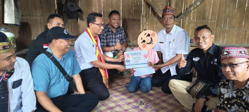 Penyerahan donasi kepada NTL oleh Kepala Cabang Dinas Wilayah VI Adrianus Ngongo, Ketua MKKS SMA Kabupaten Manggarai Kaliktus Kase, Koordinator Pengawas (Korwas) SMA/SMK/SLB Kabupaten Manggarai I Gede C. Widiartha, Ketua MKKS SMA Manggarai Timur Frumensius Hemat, serta Korwas SMA/SMK/SLB Kabupaten Manggarai Timur Lukas Sumba.