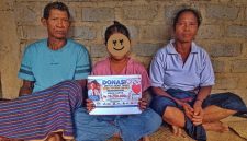 NTL yang didampingi oleh Oma Bibiana Nas dan Opa Darius Don