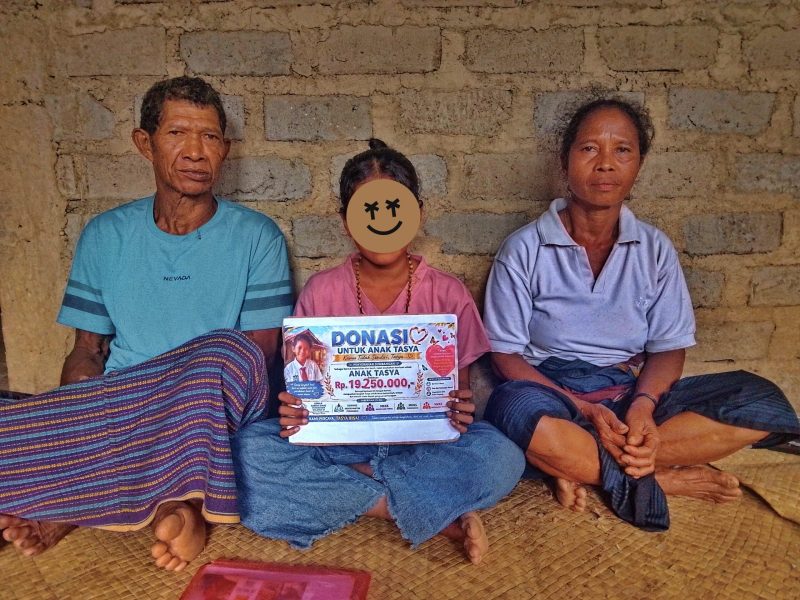 NTL yang didampingi oleh Oma Bibiana Nas dan Opa Darius Don