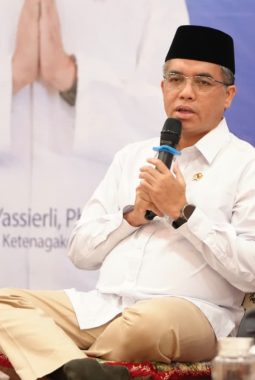 Menaker Yassierli Tekankan Layanan Kemnaker Harus Cepat, Mudah, dan Tanpa Hambatan