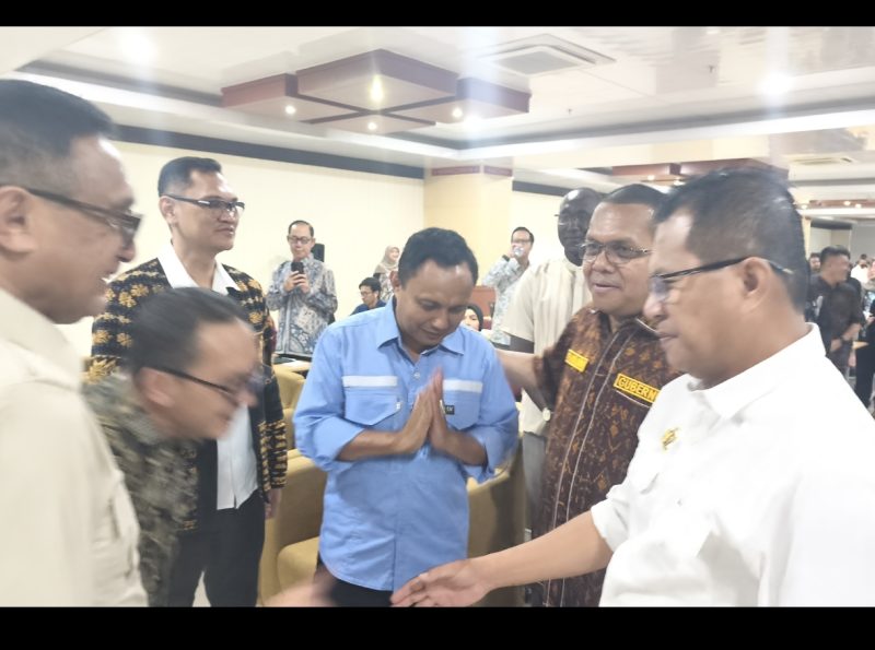 Gubernur NTT, Emanuel Melkiades Laka Lena dan Tenaga Ahli Kemenko Pangan RI, Simon Petrus Kamlasi (SPK) dalam sebuah kegiatan yang diselenggarakan oleh Badan Gizi Nasional (BGN) di Kota Kupang, Jumat, 10/04/2026.