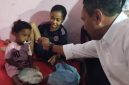 Simon Petrus Kamlasi dalam sebuah kunjungannya ke Kamp Pengungsian di Lewotobi, Kabupaten Flores Timur beberapa tahun yang silam. 