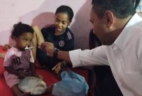 Simon Petrus Kamlasi dalam sebuah kunjungannya ke Kamp Pengungsian di Lewotobi, Kabupaten Flores Timur beberapa tahun yang silam. 