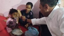 Simon Petrus Kamlasi dalam sebuah kunjungannya ke Kamp Pengungsian di Lewotobi, Kabupaten Flores Timur beberapa tahun yang silam. 