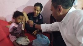 Simon Petrus Kamlasi dalam sebuah kunjungannya ke Kamp Pengungsian di Lewotobi, Kabupaten Flores Timur beberapa tahun yang silam. 